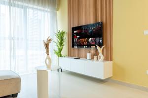 Downtown Dubai Apartment with Pool & Gym Access