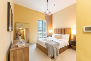 Downtown Dubai Apartment with Pool & Gym Access