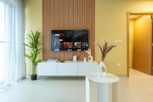 Downtown Dubai Apartment with Pool & Gym Access