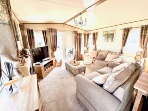 Lovely Caravan With Full Decking At Broadland Sands In Suffolk Ref 20059Sv