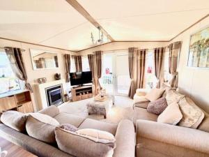 Lovely Caravan With Full Decking At Broadland Sands In Suffolk Ref 20059Sv