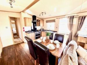 Lovely Caravan With Full Decking At Broadland Sands In Suffolk Ref 20059Sv