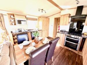 Lovely Caravan With Full Decking At Broadland Sands In Suffolk Ref 20059Sv