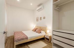 Cozy apartment with terrace next to Turia Gardens