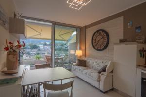 5 Minutes from the Beaches Relax by the Pool