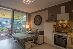 5 Minutes from the Beaches Relax by the Pool