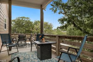 Peach Pit by Oak Island Accommodations