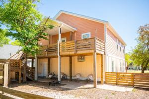Peach Pit by Oak Island Accommodations