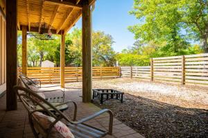 Peach Pit by Oak Island Accommodations