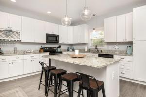 Peach Pit by Oak Island Accommodations