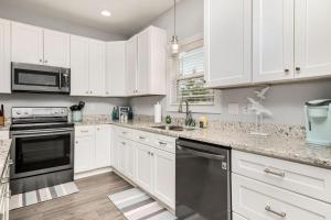 Peach Pit by Oak Island Accommodations