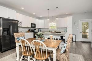 Peach Pit by Oak Island Accommodations