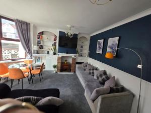 Beautiful 3 bed family home with hot tub, near the beach