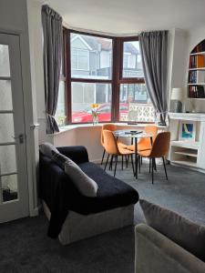 Beautiful 3 bed family home with hot tub, near the beach