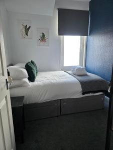 Beautiful 3 bed family home with hot tub, near the beach