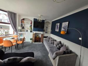 Beautiful 3 bed family home with hot tub, near the beach