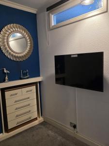Beautiful 3 bed family home with hot tub, near the beach