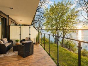 Zegrze Lake Apartament VIRIDIAN z widokiem na jezioro, tarasem i parkingiem