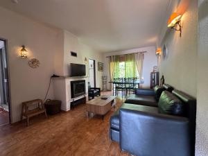 The Beach Apartment Ocean View steps to beach free street parking