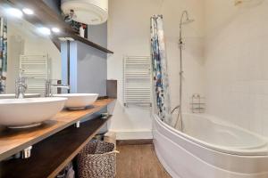 Premium Two-Bedroom Apartment with Balcony and Secure Parking Lyon 6th