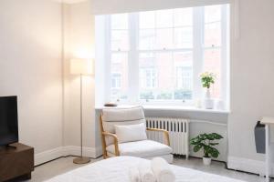 Classy 2BR Hyde Park Home 2 mins from station