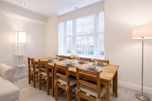 Classy 2BR Hyde Park Home 2 mins from station