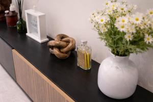 Classy 2BR Hyde Park Home 2 mins from station