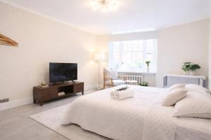 Classy 2BR Hyde Park Home 2 mins from station
