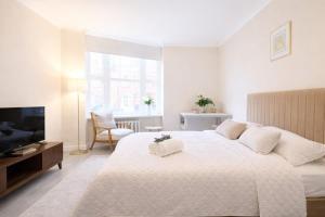 Classy 2BR Hyde Park Home 2 mins from station