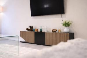 Classy 2BR Hyde Park Home 2 mins from station