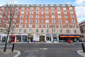 Classy 2BR Hyde Park Home 2 mins from station