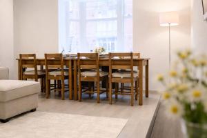 Classy 2BR Hyde Park Home 2 mins from station