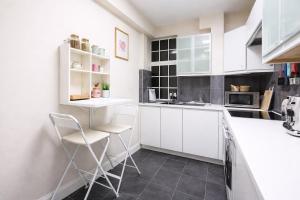 Classy 2BR Hyde Park Home 2 mins from station