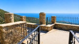 Harmony House- Sea View Cretan Escape with Jacuzzi