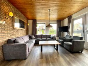 OV790 - Comfortabel 10-persoons vakantiehuis aan het water met eigen aanlegsteiger nabij Giethoorn