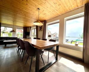 OV790 - Comfortabel 10-persoons vakantiehuis aan het water met eigen aanlegsteiger nabij Giethoorn