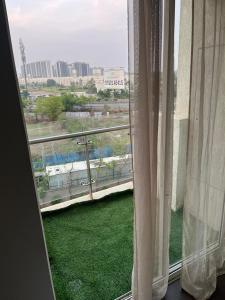 Luxury Boho Stay, Sunset Balcony, Lodha Belmondo