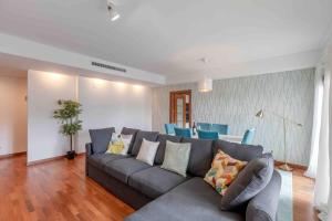 Modern 2 bedroom apt 20 min from city center