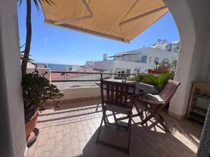 The Beach Apartment Ocean View steps to beach free street parking