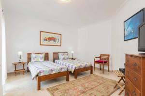 Holiday house with pool close to beach