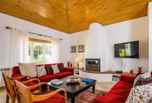 Holiday house with pool close to beach