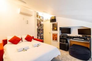 GuestReady - Colourful Getaway near Eiffel Tower