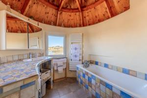 La Maison des Seigneurs les pieds dans leau