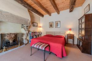 La Maison des Seigneurs les pieds dans leau