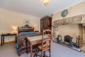 La Maison des Seigneurs les pieds dans leau