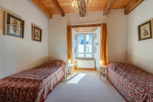 La Maison des Seigneurs les pieds dans leau