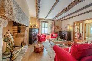 La Maison des Seigneurs les pieds dans leau
