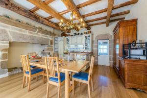 La Maison des Seigneurs les pieds dans leau