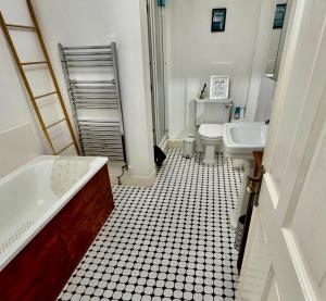 Courtyard Apartment - free off street parking, close to Hospitals, University, BBC, Clifton Village & more