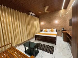 Serene Mountains Munnar - Glass Villa